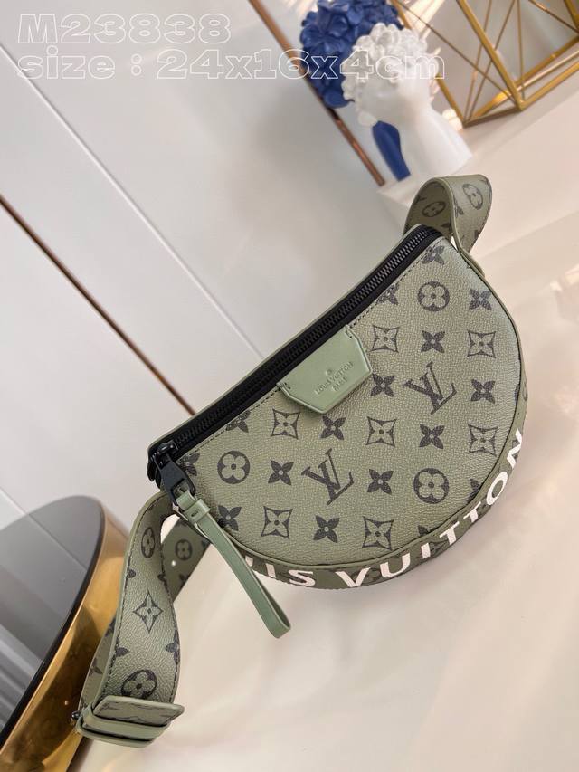 550 顶级原单 独家实拍 M23838 本款 Lv Moon Crossbody 手袋选用柔顺涂层帆布成就简约设计，再以撞色内衬和醒目路易威登字样展露潮流气息