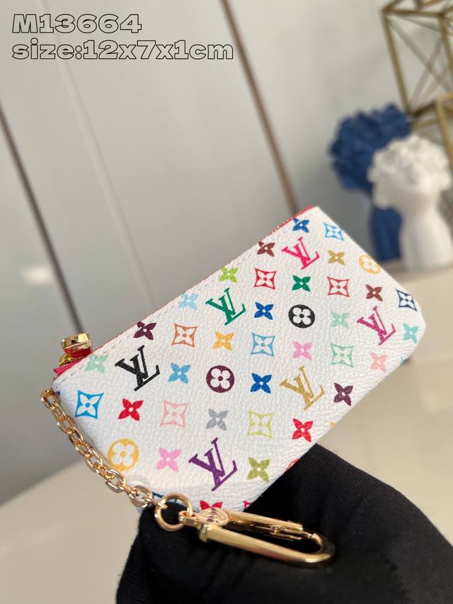 出厂价P P200 顶级原单 M13664白彩 這款復刻版Louis Vuitton X Murakami系列的鑰匙零錢包繽紛絢麗，採用塗層帆布製成，充滿活力的