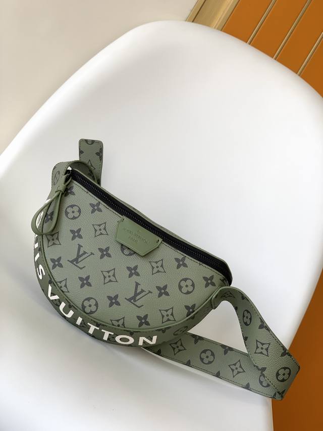 P560M23838顶级原单 本款 Lv Moon Crossbody 手袋选用柔顺涂层帆布成就简约设计，再以撞色内衬和醒目路易威登字样展露潮流气息。半月形轮廓