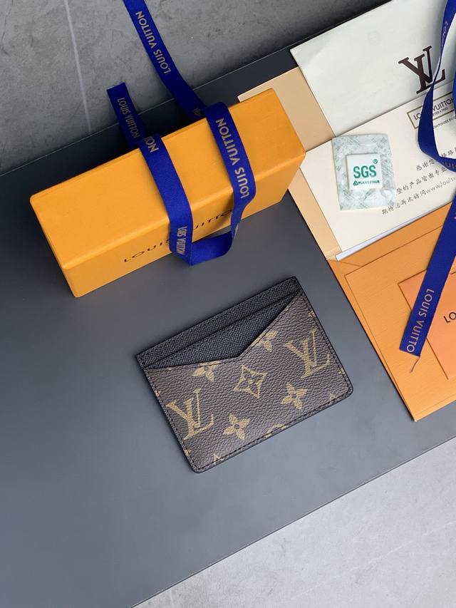 出厂价P P140 M60166老花 以 Monogram Macassar 帆布制成的 Neo 卡包是携带重要卡片的首选。皮革饰边使路易威登经典图案更加抢眼。