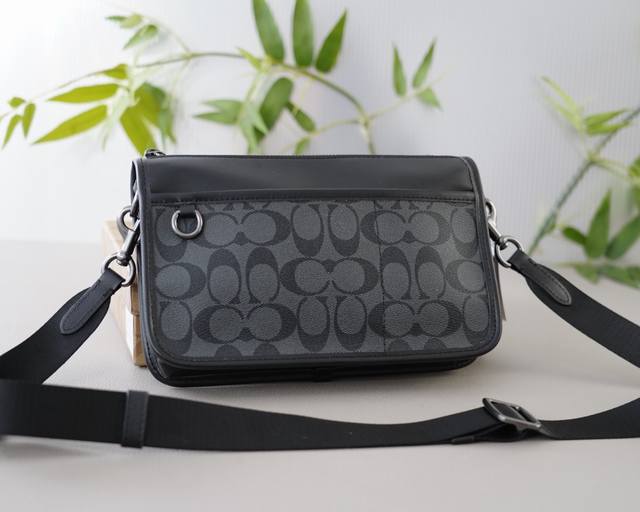 P190 蔻驰 官网同步 高版本 斜挎单肩背包 永恒不过时的标志性产品 纯原单牛皮 顶级五金制作 非市面普通版本 今年Coach最爱的款 全部实拍 实用性非常高