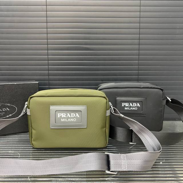P140 Prada 普拉达 尼龙布单肩包 斜挎包 相机包 经典百搭 实物拍摄 配送防尘袋礼盒 15 X 22 Cm