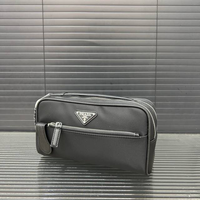P190 Prada 普拉达 三角标尼龙布化妆包 洗漱包 男女同款 经典百搭 实物拍摄 配送防尘袋 25 X 14 Cm