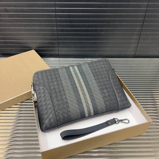 P180 Bottega Veneta 葆蝶家 密码锁男士手拿包 夹包 手工编织 经典百搭 实物拍摄 原厂原版面料 配送防尘袋 礼盒 28 X 18Cm。