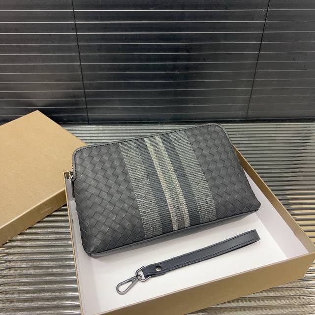 P170 Bottega Veneta 葆蝶家 男士手拿包 夹包 手工编织 经典百搭 实物拍摄 原厂原版面料 配送防尘袋 礼盒 23 X 15 Cm。
