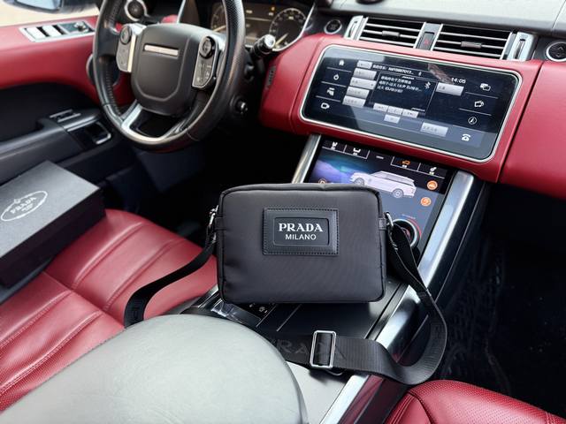 P180 高端货 “ Prada ”普拉达单肩包 普拉达斜挎包 Logo压花可调式肩带 涤纶 单肩斜挎包 男款 黑色 进口原厂防水布艺面料高清五金Logo标志、 P180 高端货 “ Prada ”普拉达单肩包 普拉达斜挎包 Logo压花可调式肩带 涤纶 单肩斜挎包 男款 黑色 进口原厂防水布艺面料高清五金Logo标志、