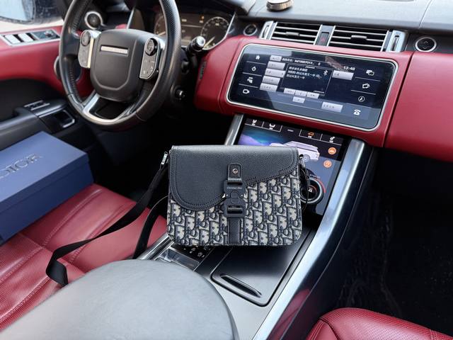 P220 高端货 新款 “ Dior ”迪奥单肩包 Dior迪奥邮差包 可调节肩带翻盖开合Oblique印花 粒面牛皮革 马鞍包信使包斜挎包单肩包 男款 黑色