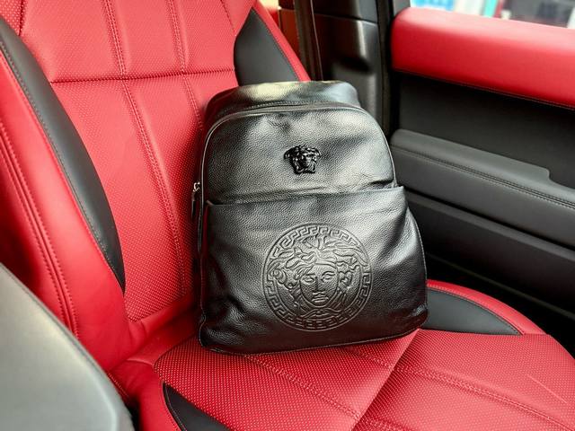 P270 高端货 最新款 “Versace 范思哲”双肩包进口原厂头层牛皮超高清五金Logo标志、专用里内里。超顺滑拉链、油边超平滑、做工精致每个细节到位！旅行