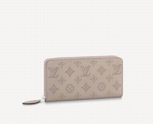 P150颜色 黑 杏尺寸 19.5X10.5M58429 这款拉链钱包采用柔软的Mahina打孔通花，以稳妥的全拉链设计见称，备有多个口袋、隔层和信用卡夹层，设