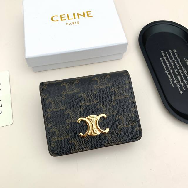 P130Celine 3510颜色 老花尺寸 11*9*3 Celine官网最新款！短式钱包非常炫美的一个系列，专柜同步，采用头层牛皮，精致时尚！