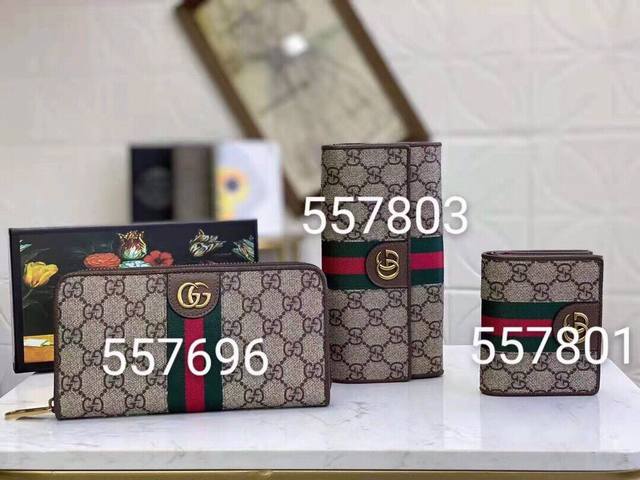 P160Guccl 557803颜色 咖啡尺寸 19X11Gucci 专柜最新款出货！采用里外头层小牛皮 ，做工精致，超多卡位，超薄款设计，携带方便！