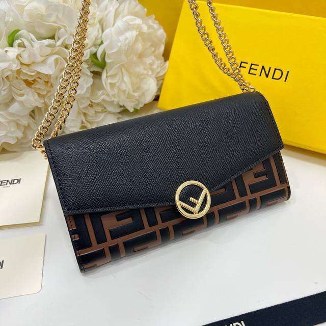 P160Fendi 2604颜色 黑棕色尺寸 19*10.5*3.5 Fendi 专柜同步，可肩背专柜品质顶级进口牛皮 海外订制钥匙扣五金 做工油边精湛