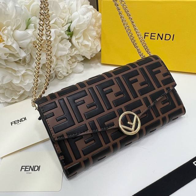 P160Fendi 2602颜色 黑棕色尺寸: 19*10.5*3.5 Fendi 专柜同步,可肩背专柜品质顶级进口牛皮 海外订制钥匙扣五金 做工油边精湛 P160Fendi 2602颜色 黑棕色尺寸: 19*10.5*3.5 Fendi 专柜同步,可肩背专柜品质顶级进口牛皮 海外订制钥匙扣五金 做工油边精湛