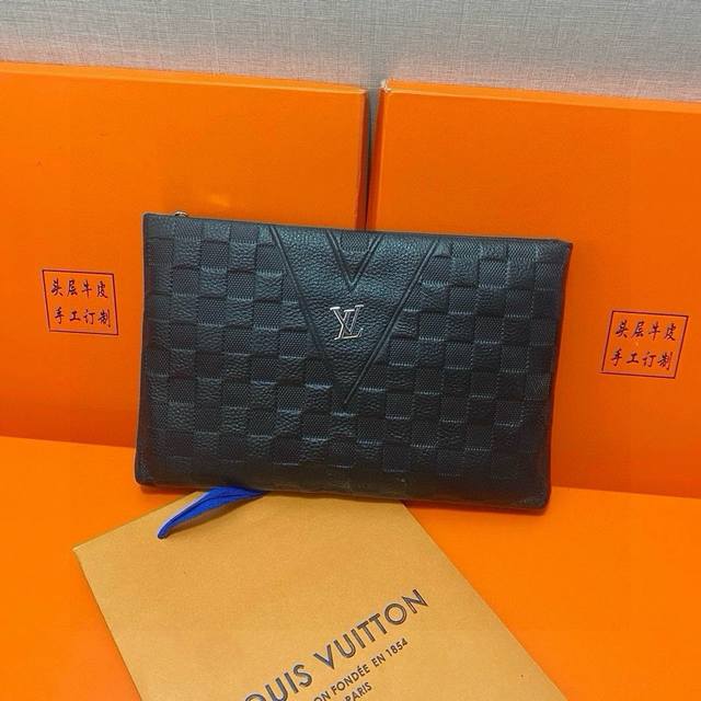 P100 Lv路易威登 手提包日常是非常适合的。节日送人必备之选 尺寸 Lv路易威登手提包：长25Cm宽2Cm高16Cm