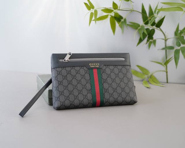 P130 古驰 官网同步 高版本 手拿包 全球轰抢单品 原单牛皮制作 质感超好 日常出门经典百搭 一眼万年的款式 非市面普通货 贸易公司订单货 配礼品盒包装等.