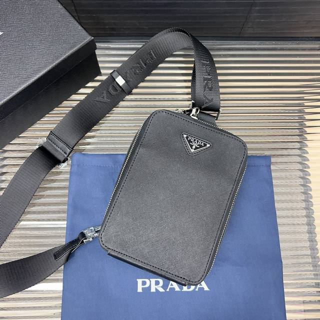 P260 Prada 普拉达 Brique 胸包 斜挎单肩包 采用精湛镶嵌细工，实物拍摄 原厂原版面料 配送防尘袋 22 X 14Cm。