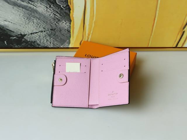 P130颜色 棕 黑 粉尺寸 11.5X9Mportefeuille Lisa 采用 Monogram 帆布制成，内衬彩色皮革。这款紧凑型钱包设有角撑板零钱袋，