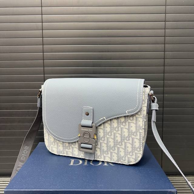 P230 Dior 迪奥 马鞍包 Saddle提花翻盖邮差包 单肩斜挎包 明星单品 采用优质原厂材质 高端品质 配送礼盒 规格: 23 X 18Cm P230 Dior 迪奥 马鞍包 Saddle提花翻盖邮差包 单肩斜挎包 明星单品 采用优质原厂材质 高端品质 配送礼盒 规格: 23 X 18Cm