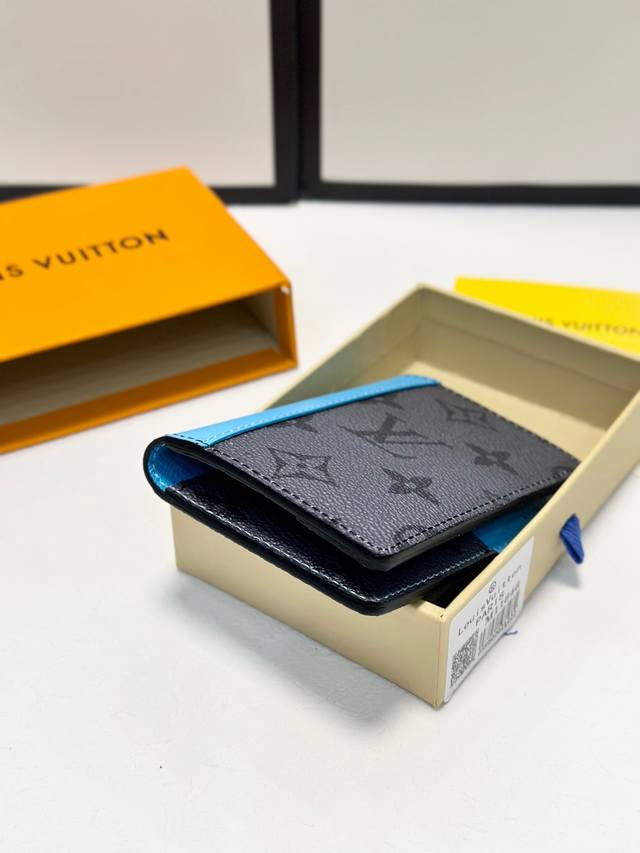 P120灰Coin 卡夹 由路易威登标志性的黑色Taiga皮革裁制而成的Coin卡夹，外观纤秀利落，安全存放零钱钞票的理想之选。内设多个信用卡插槽与纸币隔层，另