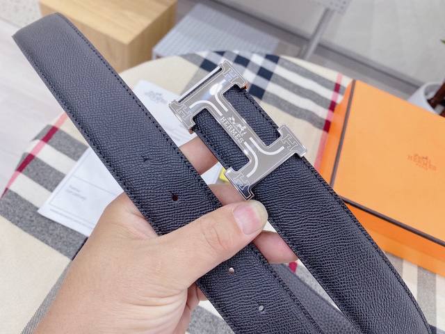 P200爱马仕编号:原单精品扣头：18K不锈钢扣头！真空电镀！正品开膜，精致到每一个细节！可对比正品！皮质：进口头层牛皮，原版皮。宽度：3.4Cm，长度105-