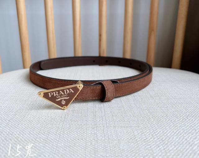 P250 Prada 普拉达 专柜最新款 这款腰带设计简约而不失精美 金属搭扣呈现标志性的三角形徽标轮廓 彰显品牌格调 腰带采用品牌标志性的Saffiano皮革