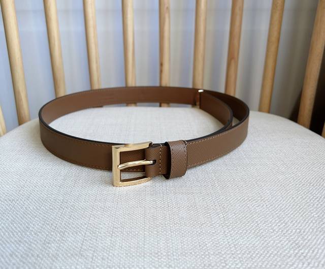 P260 Prada 普拉达 专柜最新款 这款腰带设计简约而不失精美 金属搭扣呈现标志性的三角形徽标轮廓 彰显品牌格调 腰带采用品牌标志性的Saffiano皮革