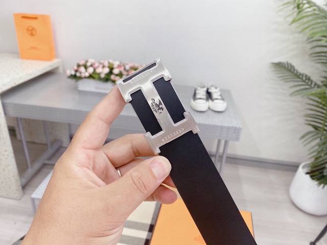 P250 Heres.爱马仕原单专柜新款扣头搭配双面进口皮腰带平纹最新皮纹提升了皮带本身的档次带头精钢打磨 不褪色宽度3.8工艺精湛结合原单支持验货！ 附带原版