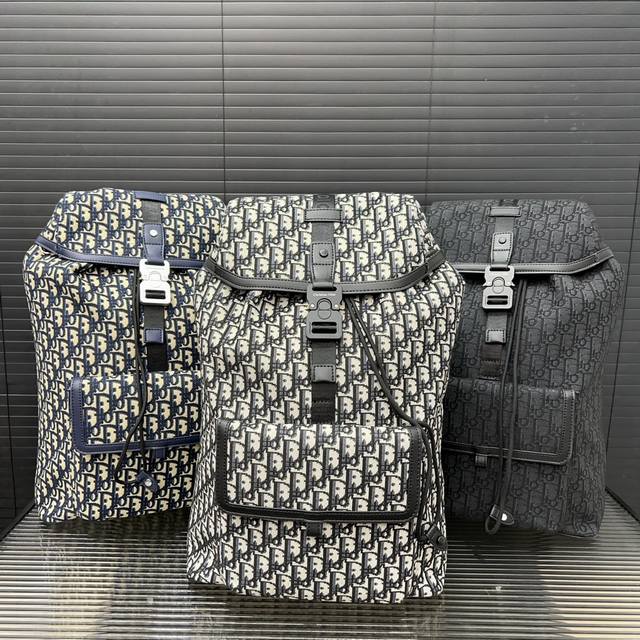 P290 Dior 迪奥 Saddle Cd马鞍双肩包 男女大容量背包 书包 采用精湛镶嵌细工 经典百搭 实物拍摄 原厂原版面料 配送防尘袋 27 X 42 C