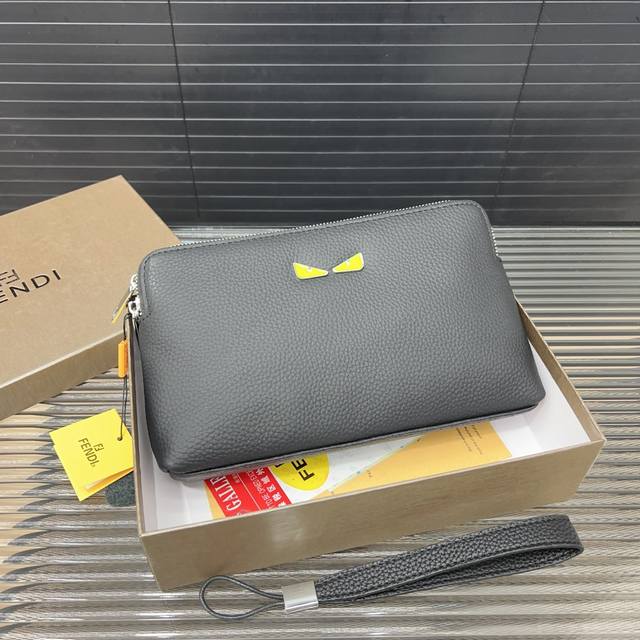 P170 Fendi 芬迪 牛皮手拿包 卡包钱包多功能男包 采用精湛镶嵌细工，实物拍摄 原厂原版面料 配送礼盒 26 X 15 Cm。