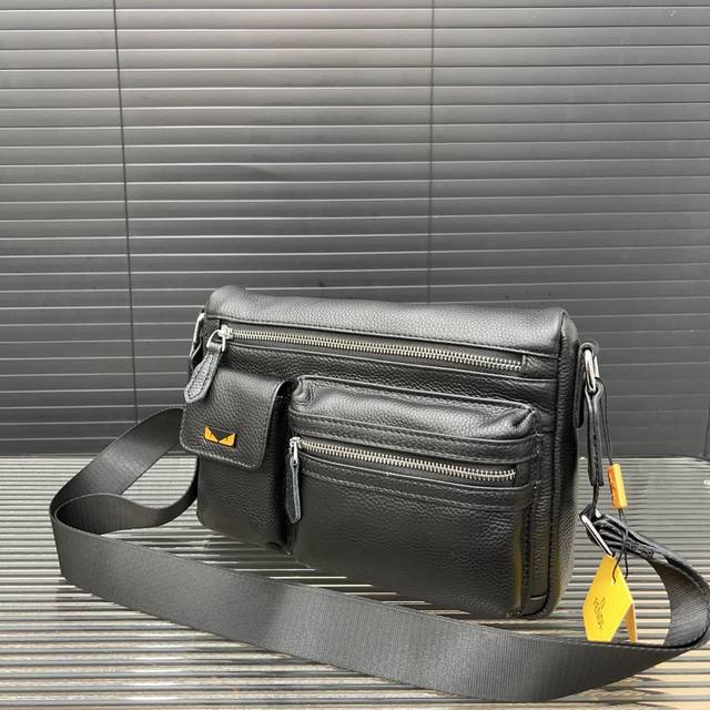 P180 Fendi 芬迪 男士头层牛皮邮差包 单肩包 斜挎包 经典Logo搭配原厂工艺材质 休闲百搭 采用精湛镶嵌细工，实物拍摄 原厂原版面料 配送 防尘袋