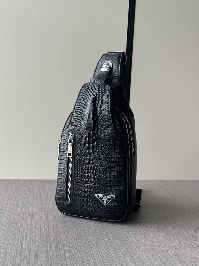 顶级专柜老鼠狠货最新款式普拉达胸包通用爆款大量出货拉,叫嚣专柜货顶级原单货纸上谈兵吹牛皮的咱不会，请让狠货说话。款式可以复制抄袭，材料做工骗不了懂的人。里外都是