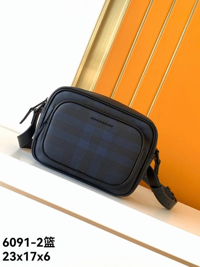 390 斜挂型号：新款6091-2新款专柜蓝，顶级原单货Burberry专柜新款，高端大气，时尚有品味，采用顶级Burberry专用格纹材料配头层牛皮，手感柔软