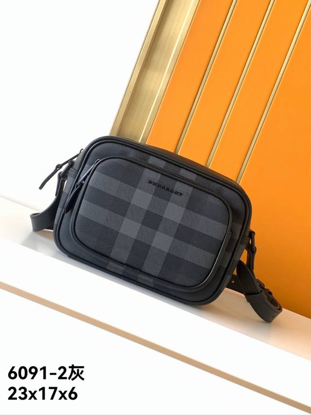 390 斜挂型号：新款6091-2新款专柜灰，顶级原单货Burberry专柜新款，高端大气，时尚有品味，采用顶级Burberry专用格纹材料配头层牛皮，手感柔软