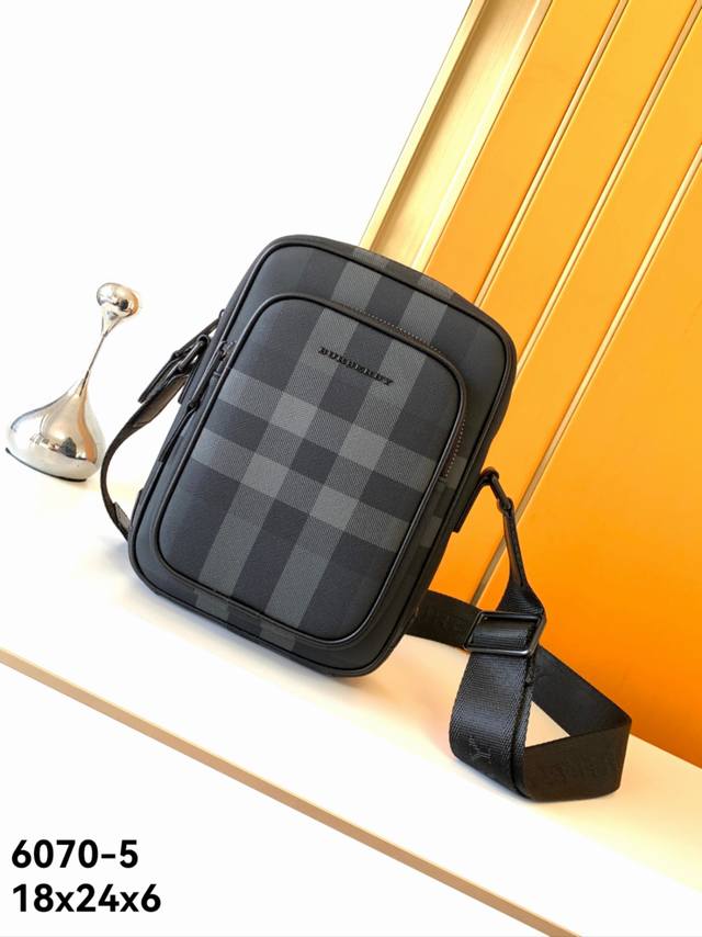 360。 新款6070-5新款专柜灰，顶级原单货Burberry专柜新款，高端大气，时尚有品味，采用顶级Burberry专用格纹材料配头层牛皮，手感柔软舒适，板