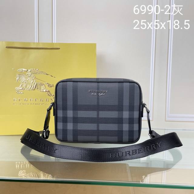 350 斜挎包型号：6990-2#经典灰，顶级原单货Burberry专柜休闲斜挎包，高端大气，时尚有品味，采用顶级Burberry专用格纹材料配头层牛皮，手感柔