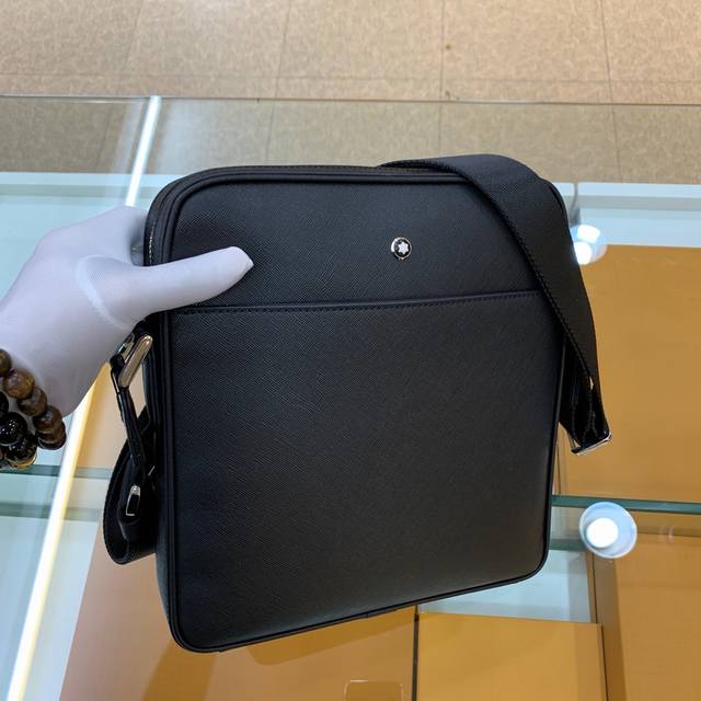 390。 原单官网6852-4#顶级原版货万宝龙西班牙纹牛皮,光泽好上档次,高纤维绒布裡,专柜五金配件,质量超赞。尺寸:25X6X27 390。 原单官网6852-4#顶级原版货万宝龙西班牙纹牛皮,光泽好上档次,高纤维绒布裡,专柜五金配件,质量超赞。尺寸:25X6X27