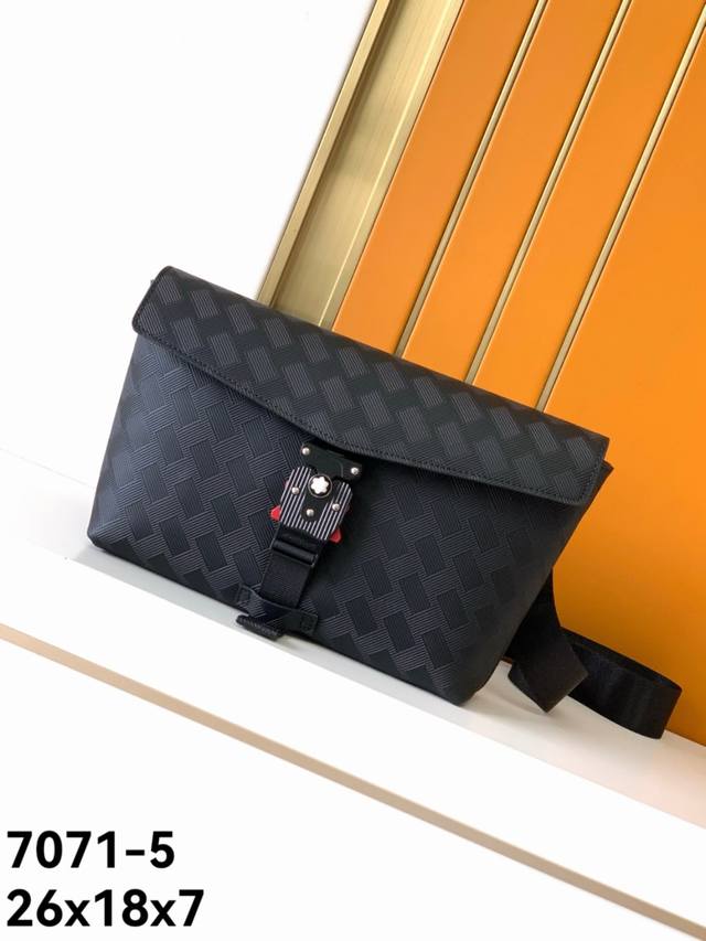 460 斜挎包型号：7071-5黑色专柜专用头层牛皮 #顶级原单货万宝龙新款斜挂包，光泽好上档次，高纤维布裡，专柜五金配件，质量超赞。尺寸：26X18X7---