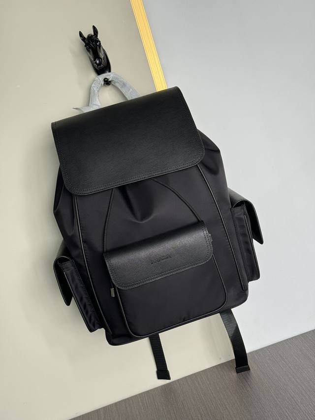 590 顶级专柜老鼠狠货最新款式普拉达尼龙布配进口小牛皮双肩背包火爆款大量出货拉,叫嚣专柜货顶级原单货纸上谈兵吹牛皮的咱不会，请让狠货说话。款式可以复制抄袭，材