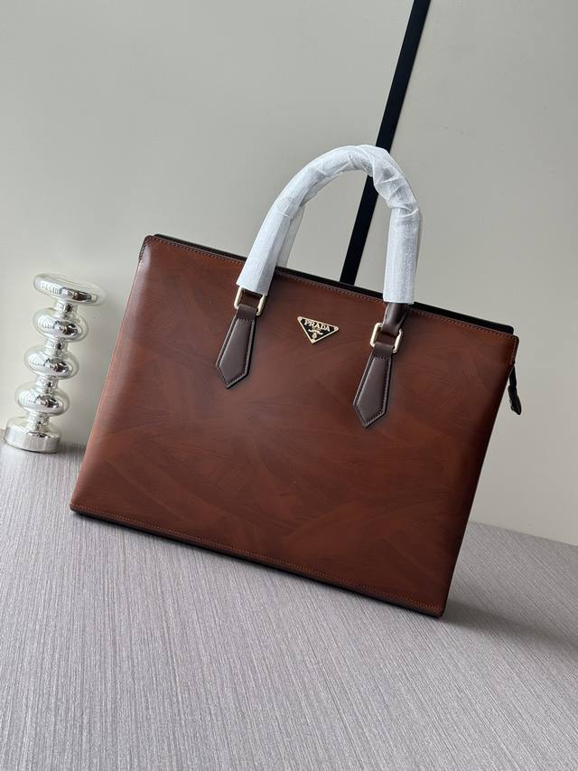 600 顶级专柜老鼠高端狠货最新火爆款普拉达手提公文包火爆款大量出货啦,叫嚣专柜货顶级原单货纸上谈兵吹牛皮的咱不会，请让狠货说话。款式可以复制抄袭，材料做工骗不