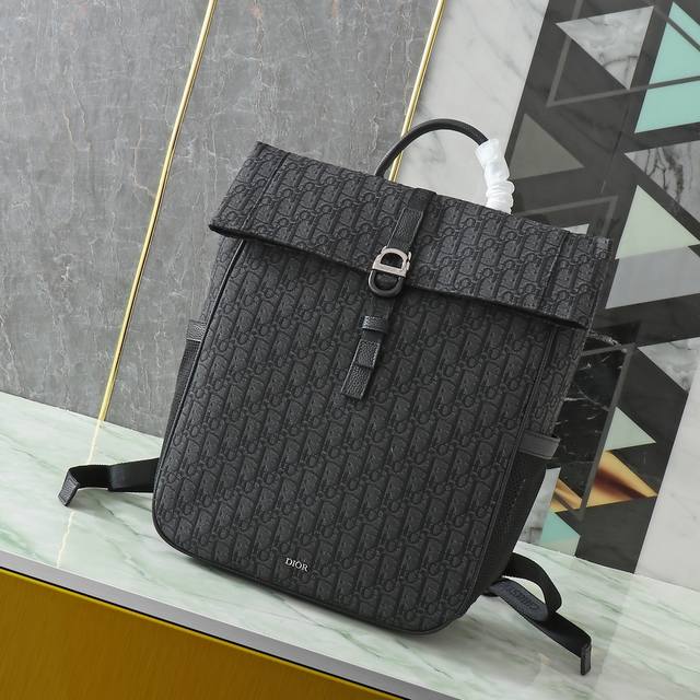 720 这款 Dior 8 卷顶双肩背包是二零二五春季男装系列新品，时尚且实用。采用黑色 Oblique 印花面料等材质精心制作，搭配带有 Dior 8 搭扣的