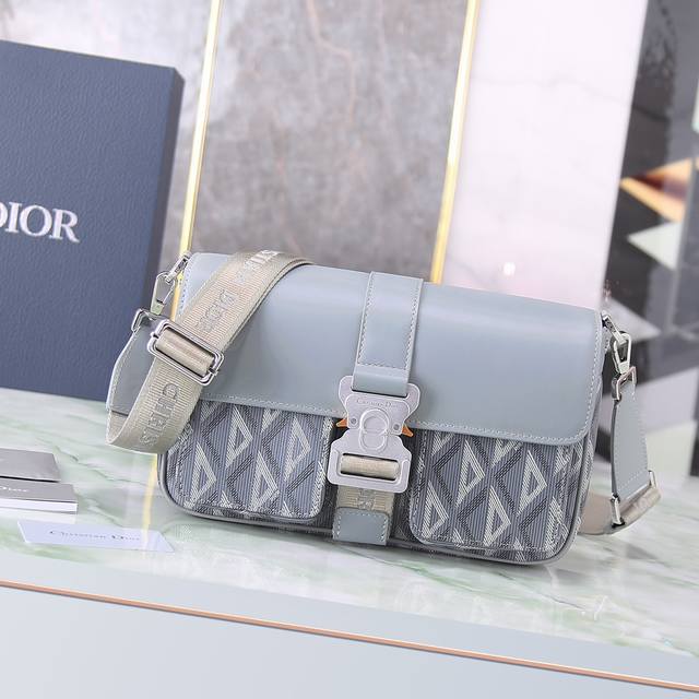 ￥ P620 顶级原单 这款 Dior Hit The Road 手袋搭配肩带，是本季新品，将现代风格与 Dior 的高订精神融为一体。采用灰色 Cd Diam