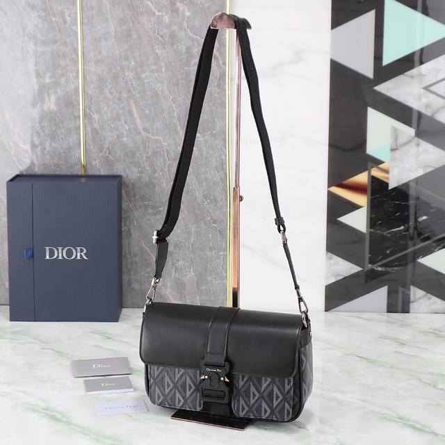 ￥ P620 顶级原单 这款 Dior Hit The Road 手袋搭配肩带，是本季新品，将现代风格与 Dior 的高订精神融为一体。采用灰色 Cd Diam