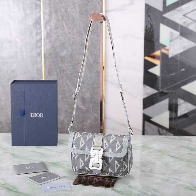 570这款 Dior Hit The Road 手袋是二零二三春夏成衣系列新品,将现代风格与 Dior 的高订精神融为一体。采用迪奥灰 Cd Diamond 图 570这款 Dior Hit The Road 手袋是二零二三春夏成衣系列新品,将现代风格与 Dior 的高订精神融为一体。采用迪奥灰 Cd Diamond 图