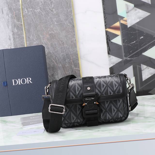620这款 Dior Hit The Road 手袋搭配肩带，将现代风格与 Dior 的高订精神融为一体。采用海军黑色 Cd Diamond 图案帆布精心制作，