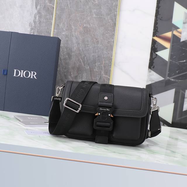 720 Dior Hit The Road 手袋 附肩带 黑色粒面牛皮革编号:1Htme165Ymj_H00N_Tu这款Dior Hit The Road 手袋