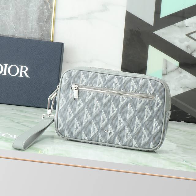 420 这款Dior Lingot 手包是本季新品 别具一格 结构分明 采用迪奥黑Cd Diamond 图案帆布精心制作 宽大的拉链隔层饰以正面拉链口袋 搭配可 420 这款Dior Lingot 手包是本季新品 别具一格 结构分明 采用迪奥黑Cd Diamond 图案帆布精心制作 宽大的拉链隔层饰以正面拉链口袋 搭配可