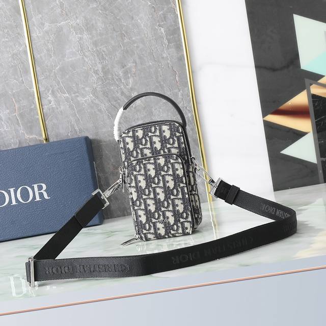 470专柜正品有售 原单货 内置感应芯片，可感应正品官网 Dior迪奥男士手拿包 手机包 配正品对版盒子 型号：2Obca326Yse_H03E 杏布提花 米色