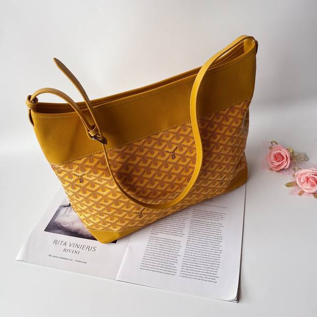 340 Goyard Hobo BohèMe 流浪包腋下包，灵感来自波西米亚流浪的生活哲学，两大王牌Saint Louis Artois系列托特包的综合体，内置