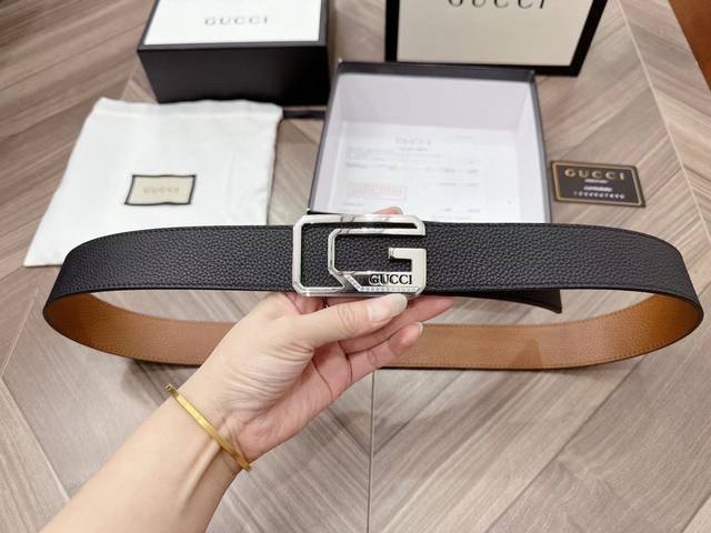 P250 Gucci 古奇原单双面头层进口牛皮纹,双色 黑,土黄 双面可用 精湛手工涂漆边缘.细密辑明线装饰.手感超好.搭配原单抛光金属古银腰带扣.彰显超凡品味 P250 Gucci 古奇原单双面头层进口牛皮纹,双色 黑,土黄 双面可用 精湛手工涂漆边缘.细密辑明线装饰.手感超好.搭配原单抛光金属古银腰带扣.彰显超凡品味