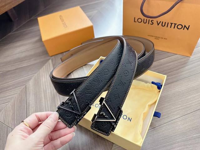 P180 Lv 原单.品牌气息浓厚采用头层牛皮制作 结实耐用 迎合商务风格，上身效果超好，细节一流，商业潮男搭配休闲时尚 3.8厘米